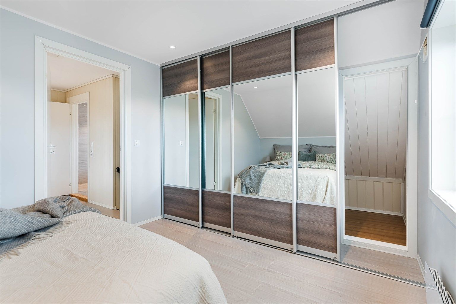 Soverom 2 med praktisk skyvedørsgarderobe og skjult rom/kott bak. 