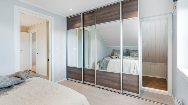 Soverom 2 med praktisk skyvedørsgarderobe og skjult rom/kott bak.