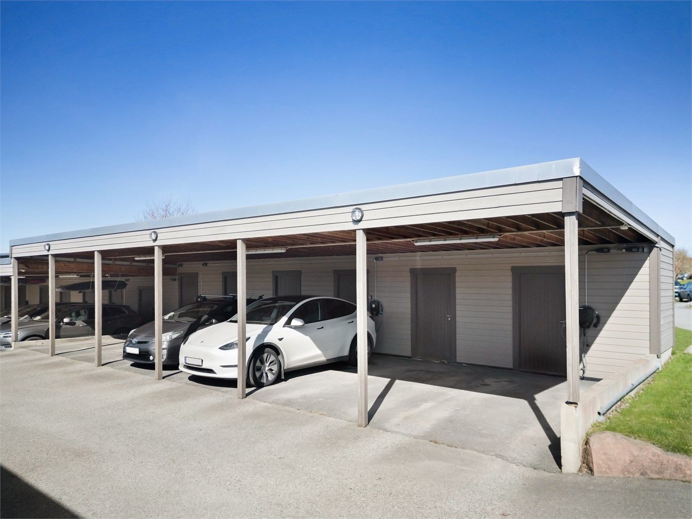 Medfølgende parkeringsplass og bodplass i felles carportrekke. Installert el-bil ladeanlegg i carportene i 2021.