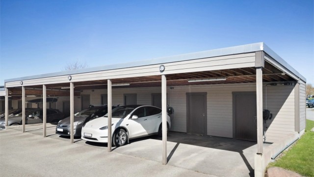 Medfølgende parkeringsplass og bodplass i felles carportrekke. Installert el-bil ladeanlegg i carportene i 2021.