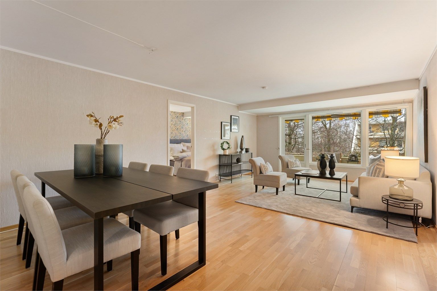 Romslig stue med utgang til stor solrik balkong