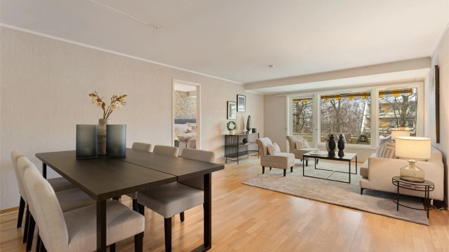 Romslig stue med utgang til stor solrik balkong