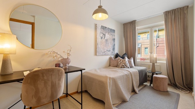 Soverom 2 nås fra stuen og har plass til både seng og skrivepult.