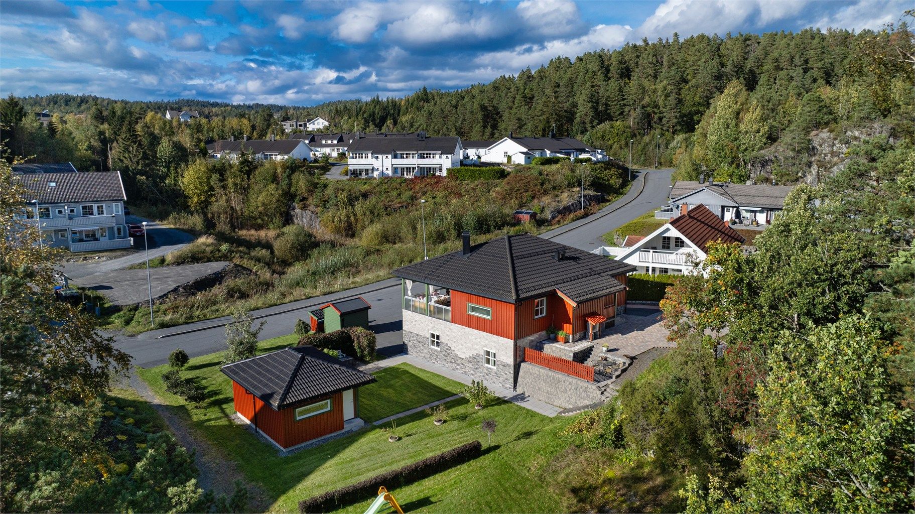 Eiendommen fra 2008 har en pent opparbeidet tomt, Uthuset er innredet til hobbyrom.