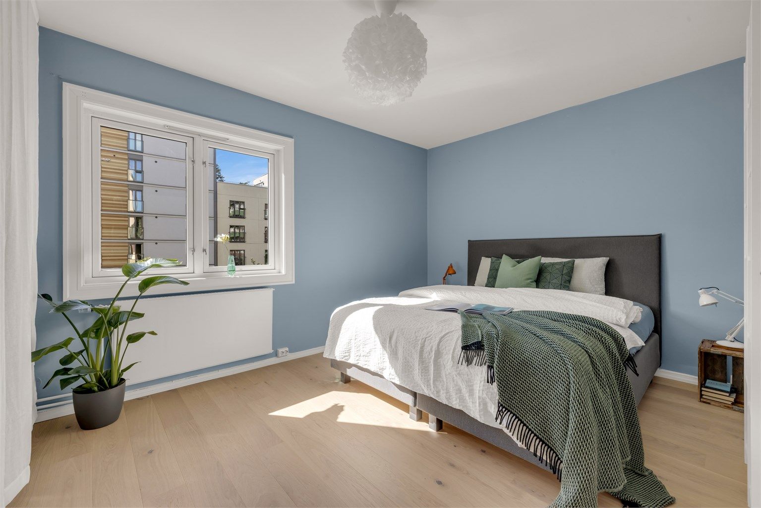 Leiligheten har tre soverom, hvor hovedsoverommet er av den generøse størrelsen med god plass til full dobbeltseng med tilhørende nattbord og stor garderobe.