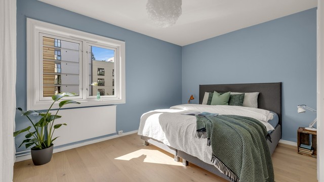 Leiligheten har tre soverom, hvor hovedsoverommet er av den generøse størrelsen med god plass til full dobbeltseng med tilhørende nattbord og stor garderobe.