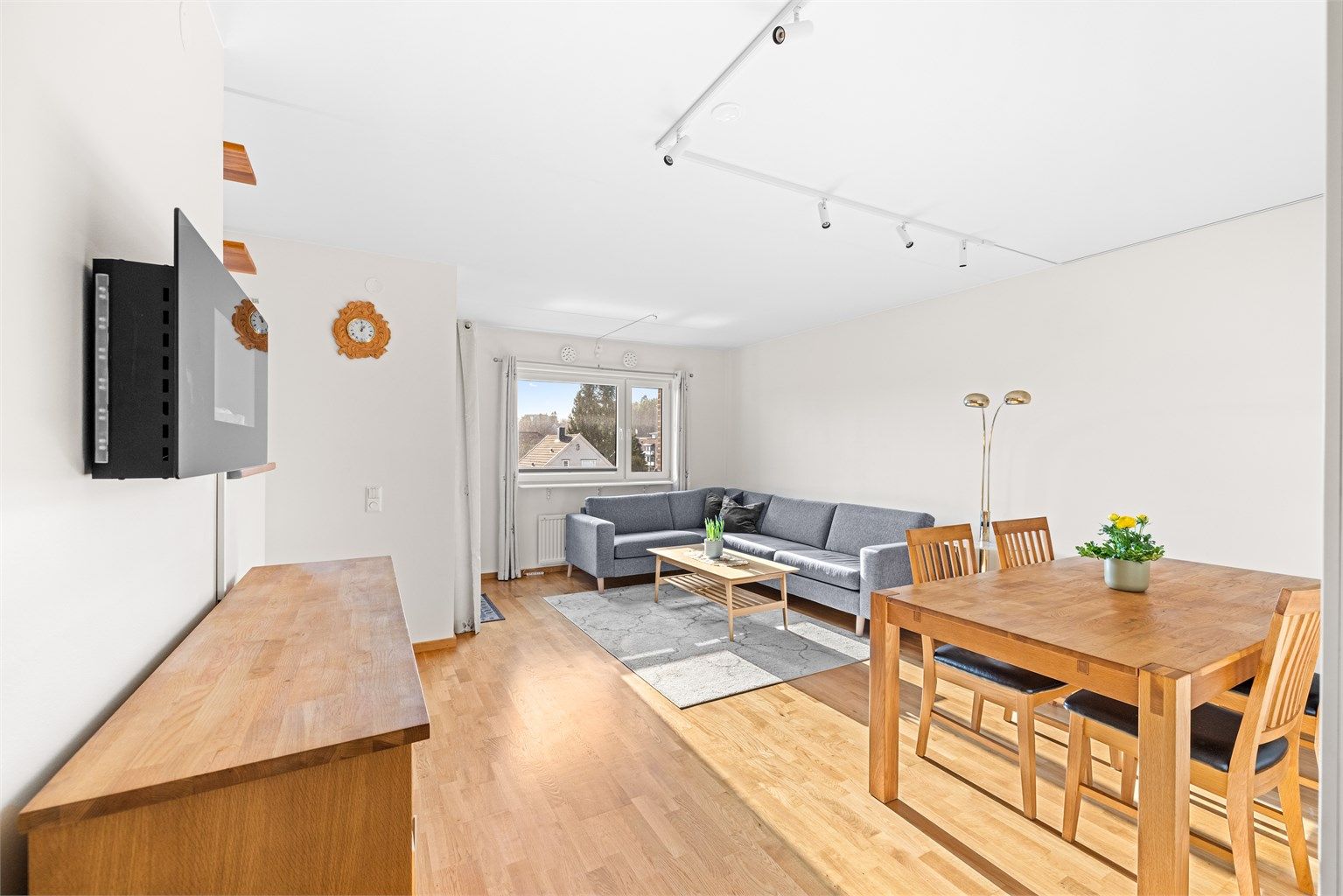 Fetsund Brygge har en attraktiv beliggenhet ved vannkanten, med umiddelbar nærhet til brygge og turområder.