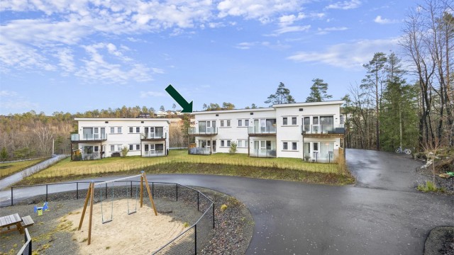 Det er litt uteplass både foran og bak ved inngangspartiet. Gode solforhold!