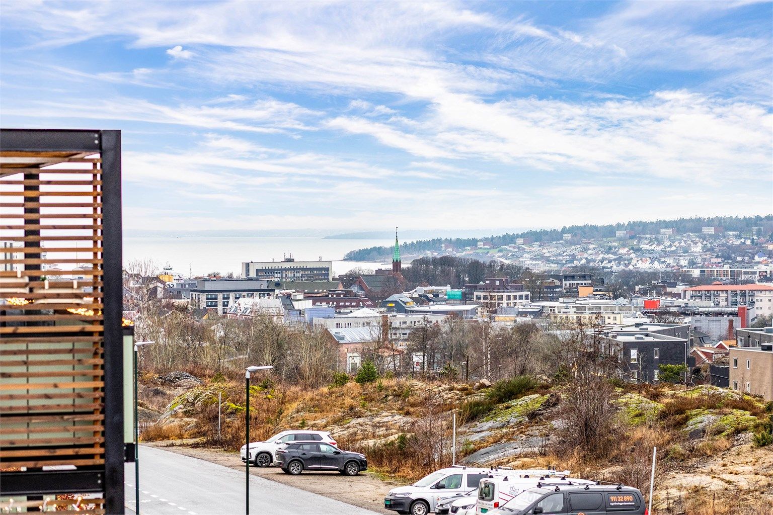 På dager med god sikt ser du helt til Åsgårdstrand på andre siden av fjorden. Her fremhevet med zoom.