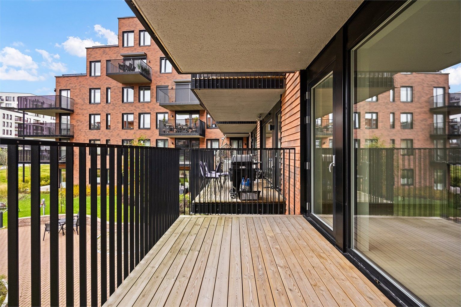Romslig balkong hvor man kan nyte varme sommerdager.
