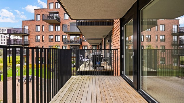 Romslig balkong hvor man kan nyte varme sommerdager.