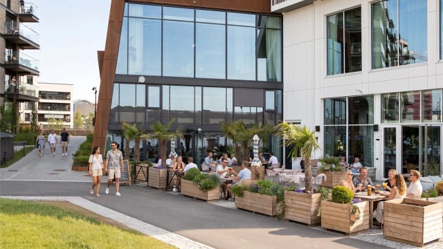 Nyt et måltid på en av de mange restaurantene med uteservering på Verket.