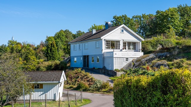 Eiendommen ligger i et rolig og etablert boområde omgitt av frodig vegetasjon.