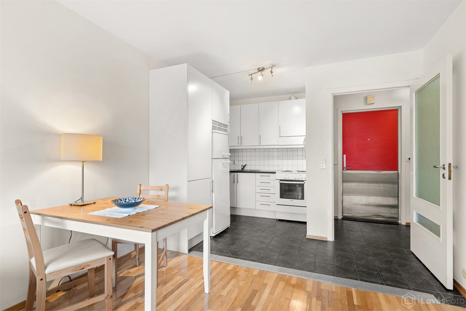 Parkett på gulvet i stuen/spisestuen, mens kjøkkenet har gulvfliser