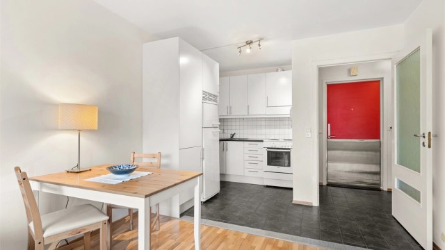 Parkett på gulvet i stuen/spisestuen, mens kjøkkenet har gulvfliser