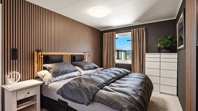 Hovedsoverommet i kjelleren ble oppusset i 2022 og har suiteløsning.