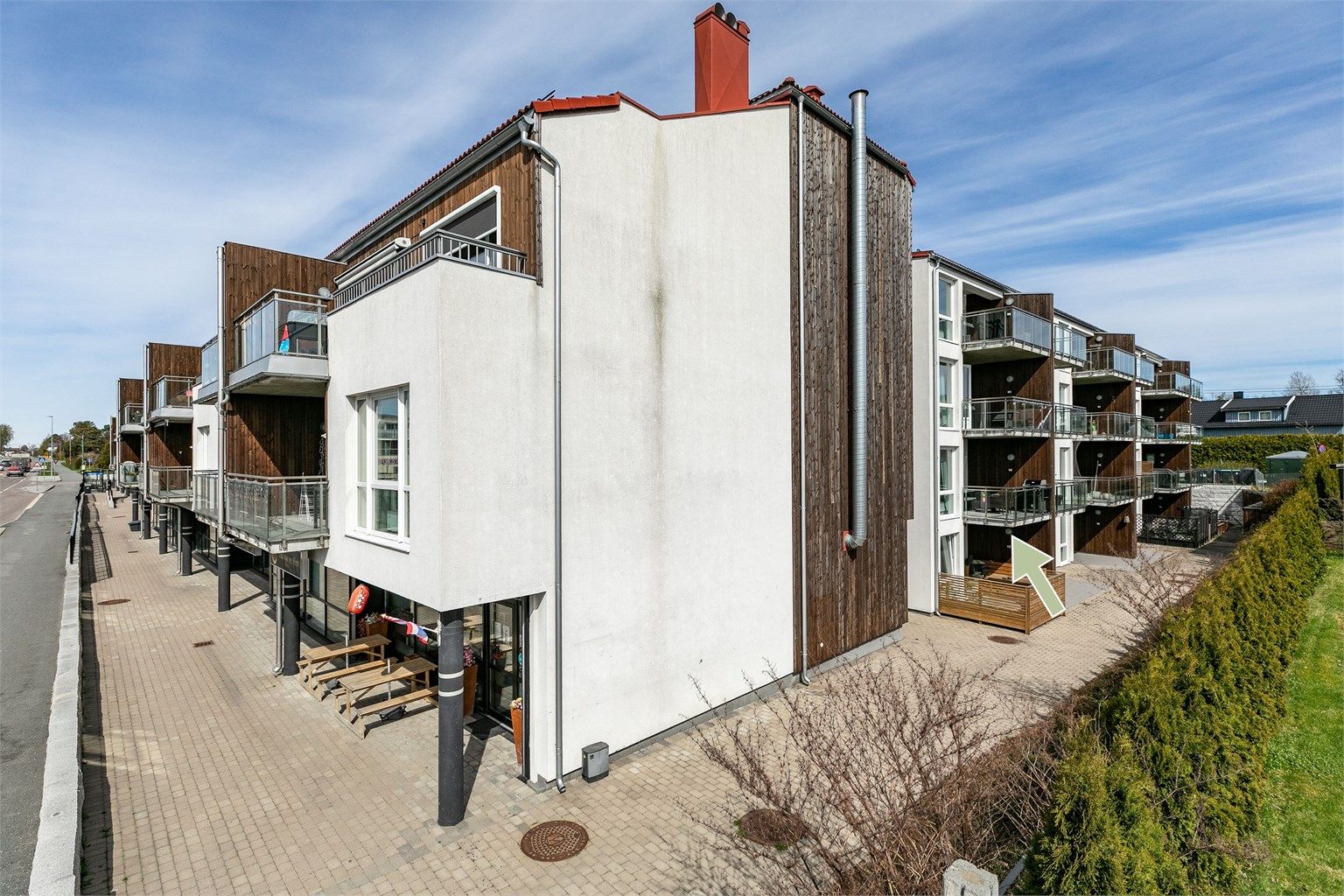 Leiligheten er godt inntrukket fra Ryggeveien. Like om hjørnet finnes bussholdeplasser, spisesteder, apotek og stor dagligvareforretning.