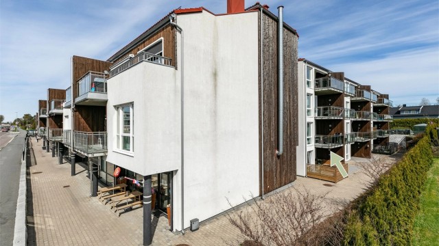 Leiligheten er godt inntrukket fra Ryggeveien. Like om hjørnet finnes bussholdeplasser, spisesteder, apotek og stor dagligvareforretning.