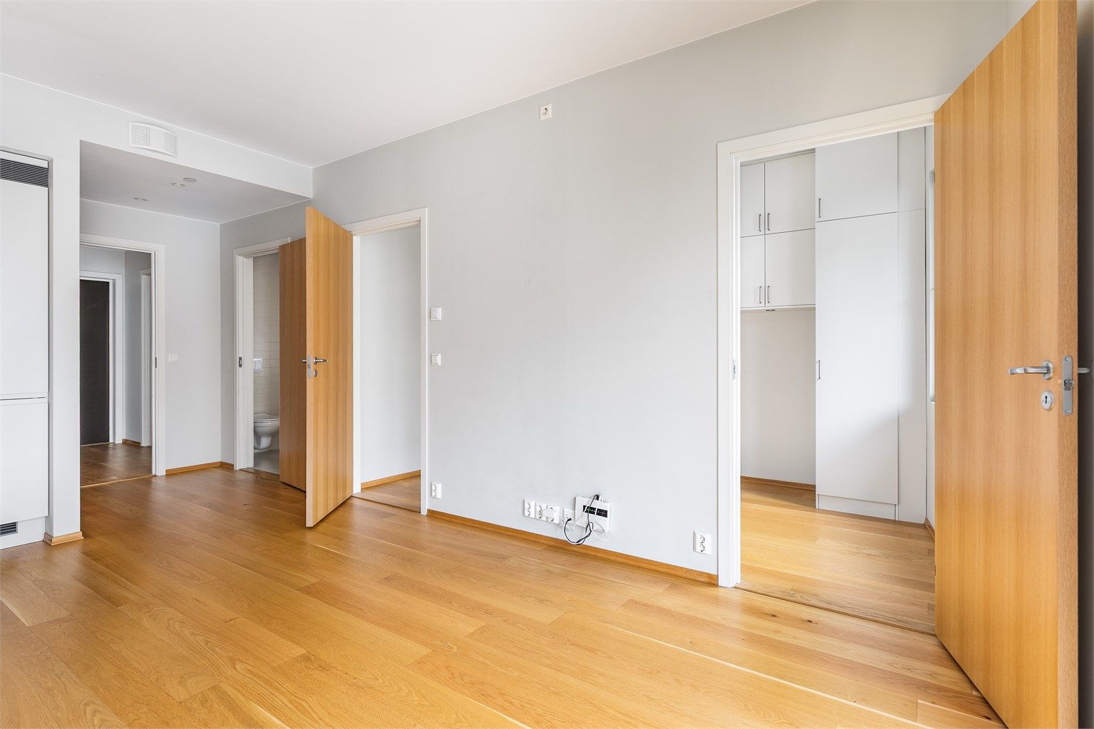 Soverommets to dører gir tilgang til hver side av en eventuell dobbeltseng.