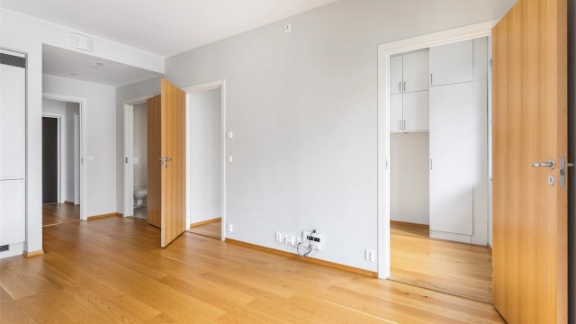 Soverommets to dører gir tilgang til hver side av en eventuell dobbeltseng.