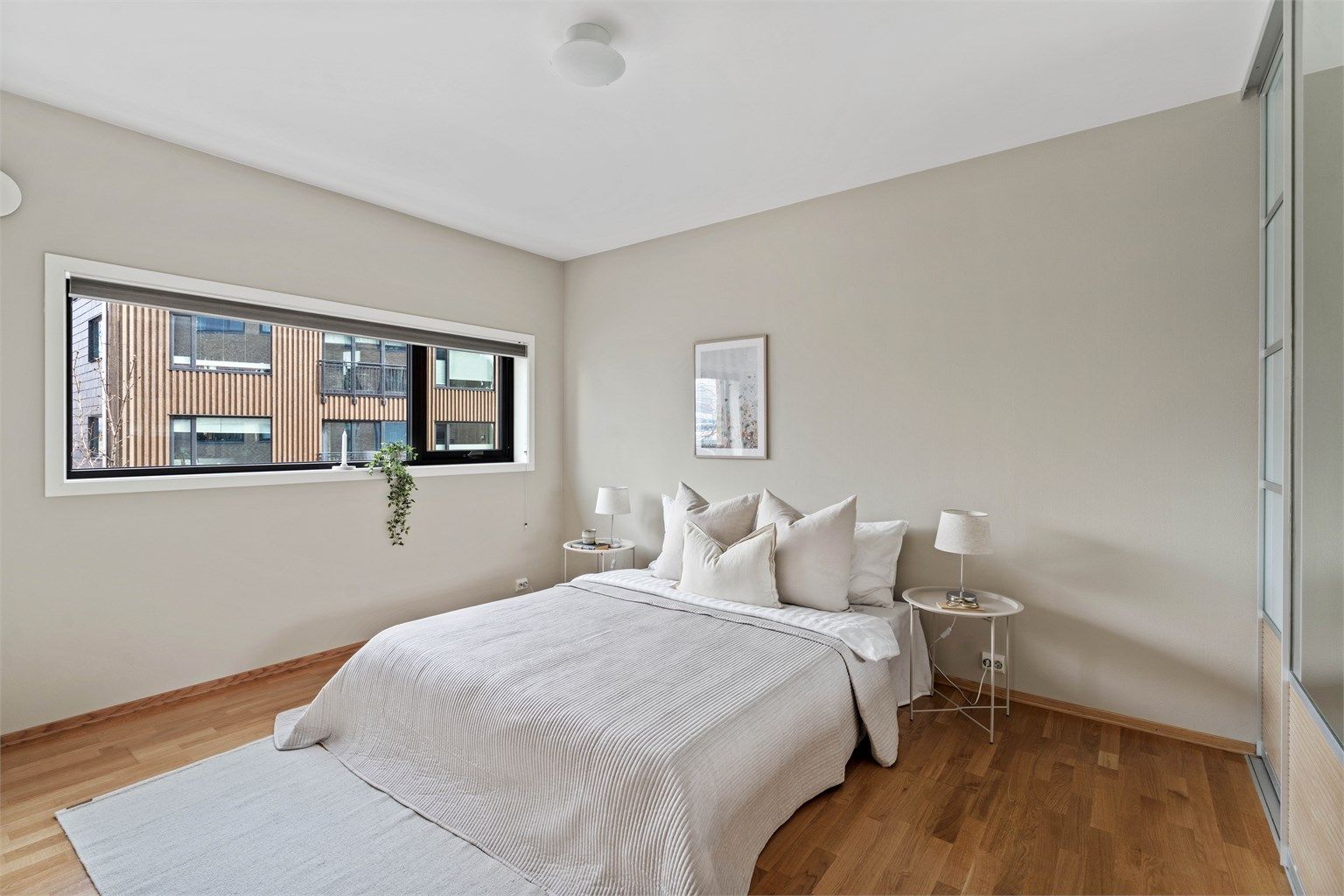 Hovedsoverommet er romslig, med god plass til dobbeltseng og tilhørende nattbord.