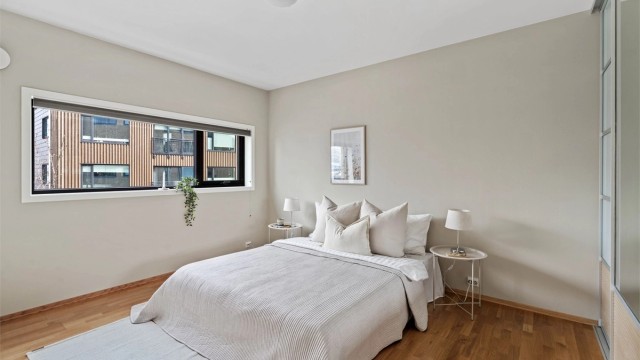 Hovedsoverommet er romslig, med god plass til dobbeltseng og tilhørende nattbord.