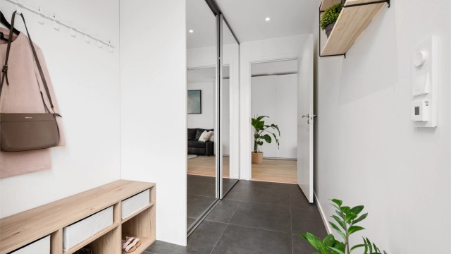 Skyvedørsgarderobe med speilfronter i entréen.