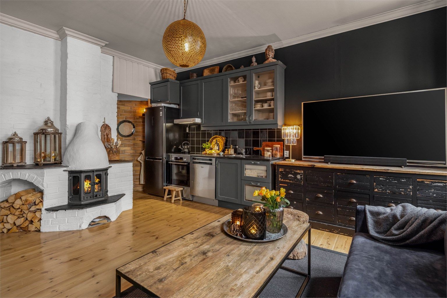 Stuen har også en koselig peis som varmer opp leiligheten på kjølige dager.