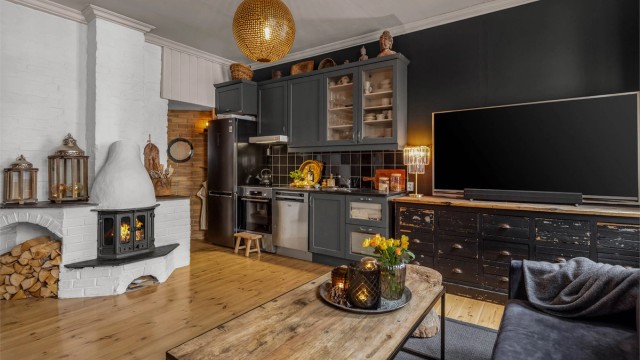 Stuen har også en koselig peis som varmer opp leiligheten på kjølige dager.