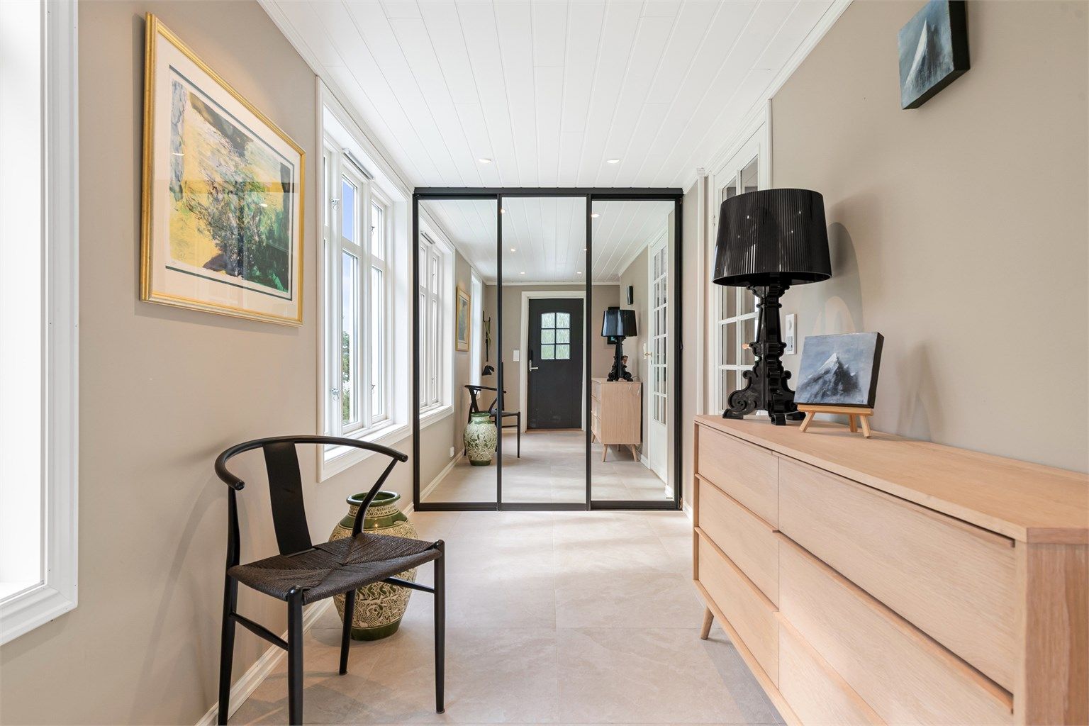 Entre/gang med flislagt gulv og gulvvarme. Skyvedørsgarderobe gir gode oppbevaringsmuligheter.