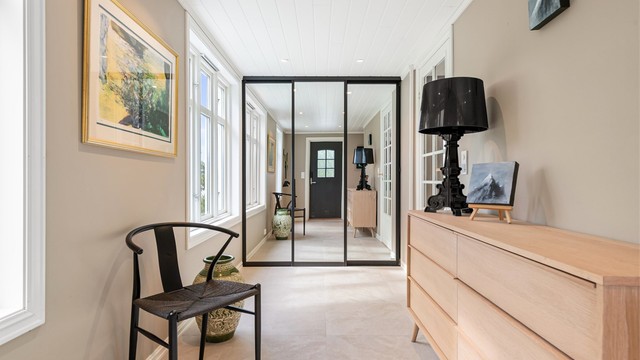 Entre/gang med flislagt gulv og gulvvarme. Skyvedørsgarderobe gir gode oppbevaringsmuligheter.