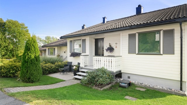 Boligen er oppført i 1982 og går over to innholdsrike plan. Eiendommen har hage og totalt tre uteplasser.