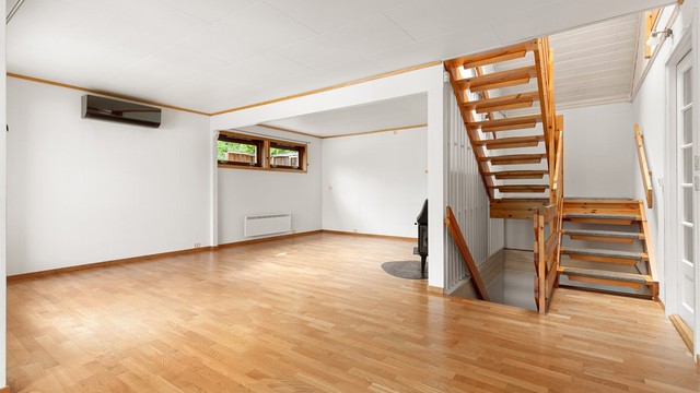 Stue med trappe til loft og underetasje