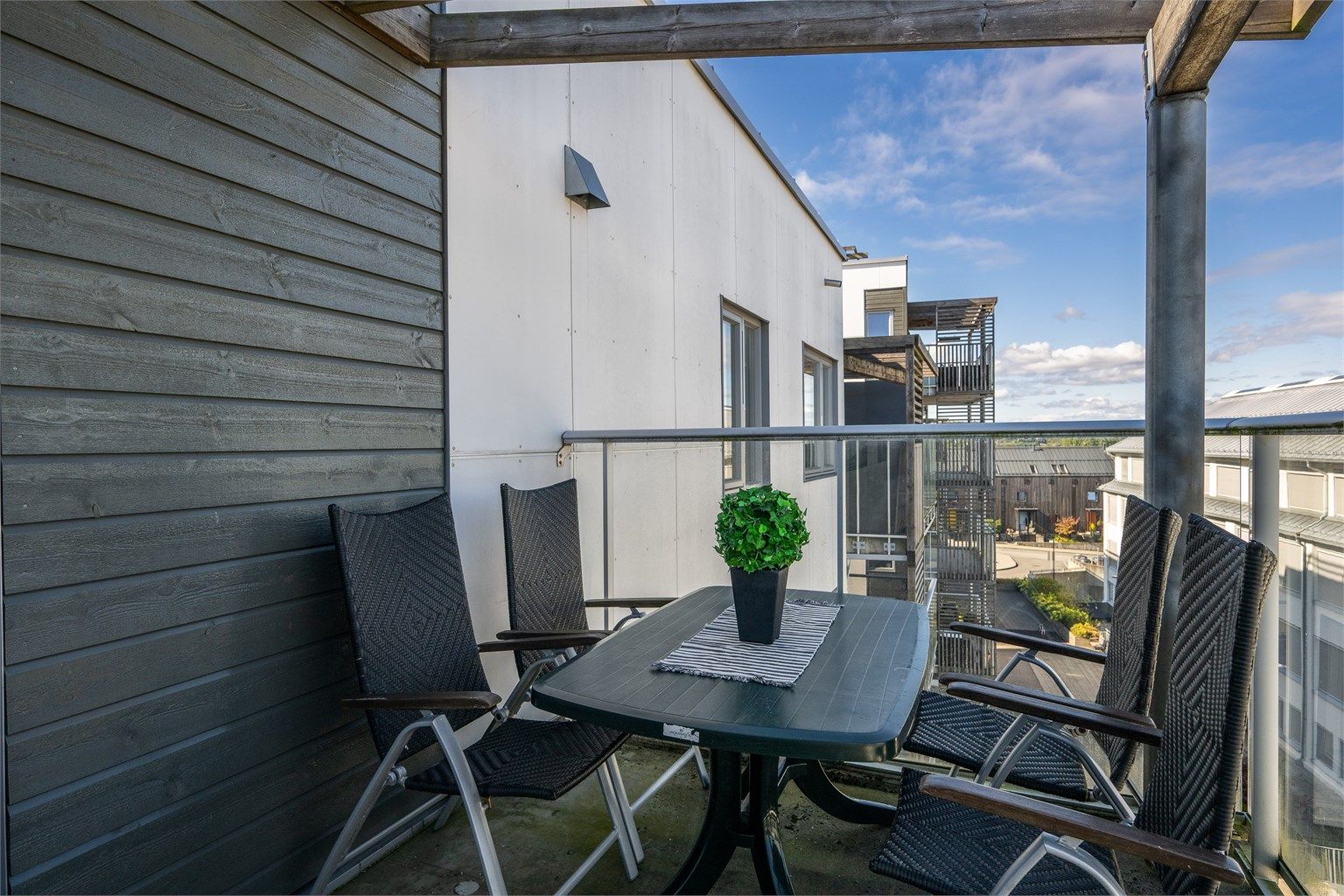Balkongen har god plass til både sittegruppe og spisebord.