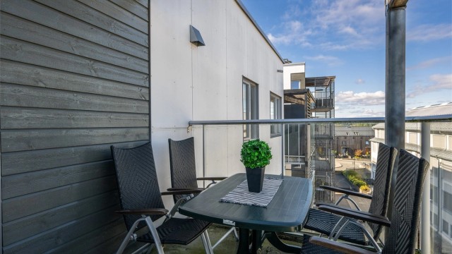 Balkongen har god plass til både sittegruppe og spisebord.
