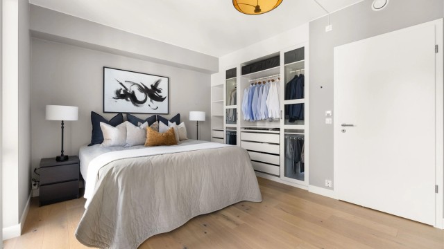 Her er det godt med oppbevaringsplass i tilpasset garderobeløsning fra IKEA.
