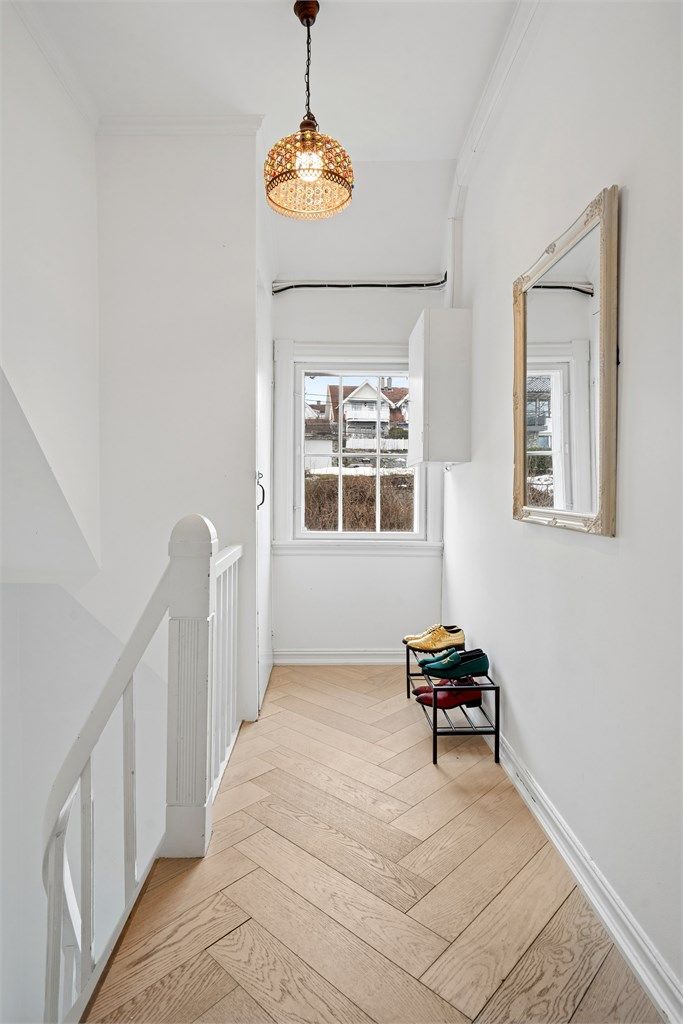 Gangen leder videre inn i leiligheten og til felles trappeoppgang.