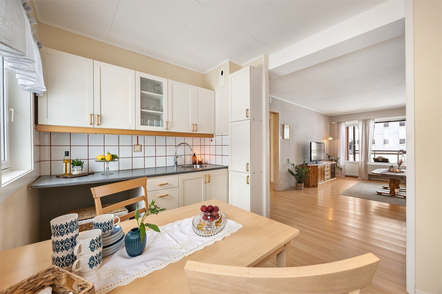 Laminat benkeplate og fliser mellom benk og overskap. 