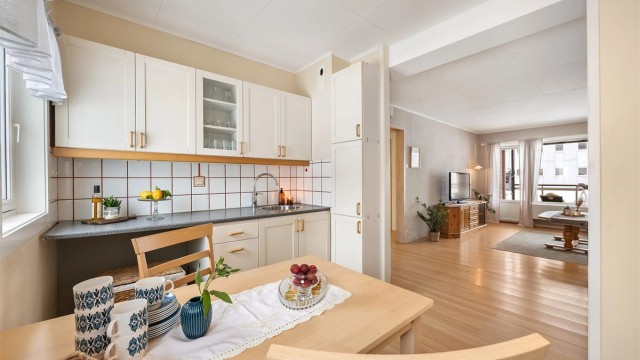 Laminat benkeplate og fliser mellom benk og overskap.