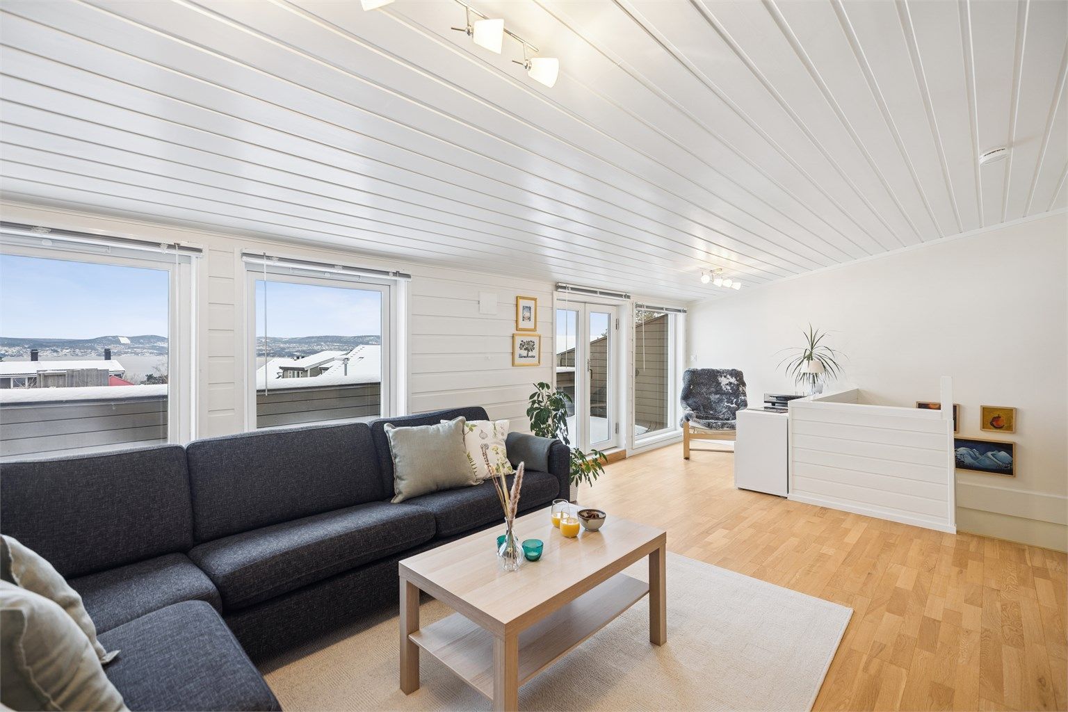 Det er direkte utgang til vest-vendt balkong på 11 kvm med flott utsikt mot Oslofjorden.