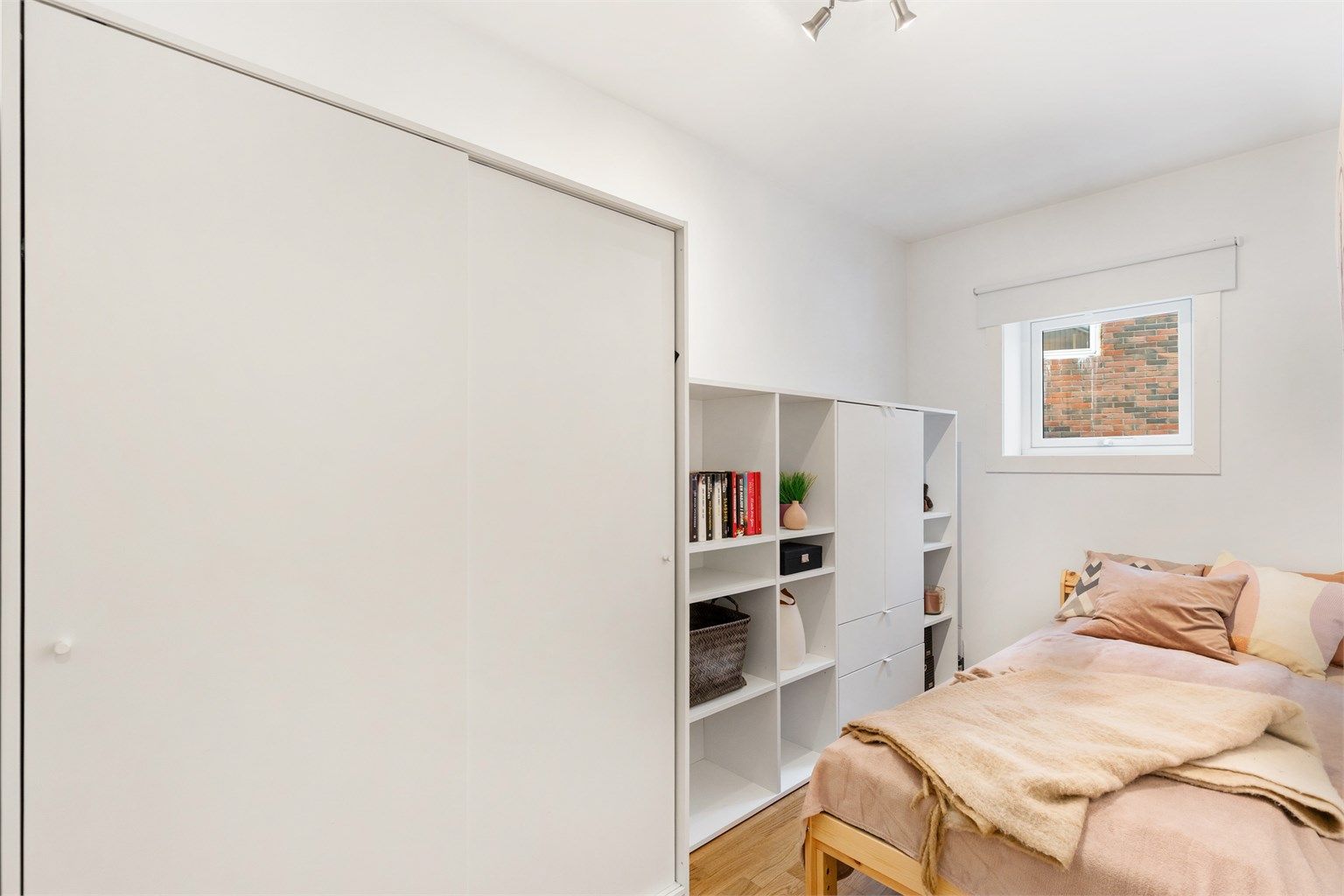 Det tredje soverommet er også av god størrelse og egner seg som barnerom eller kontor- alt etter eget ønske og behov. 