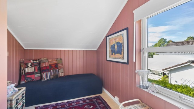 Tilliggende rom til soverom nr. 2, i dag innredet som gjesterom. Et fleksibelt rom som enkelt kan tilpasses etter behov, som kontor, gjesterom eller walk-in-closet. (Ikke godkjent/omsøkt til varig opphold)