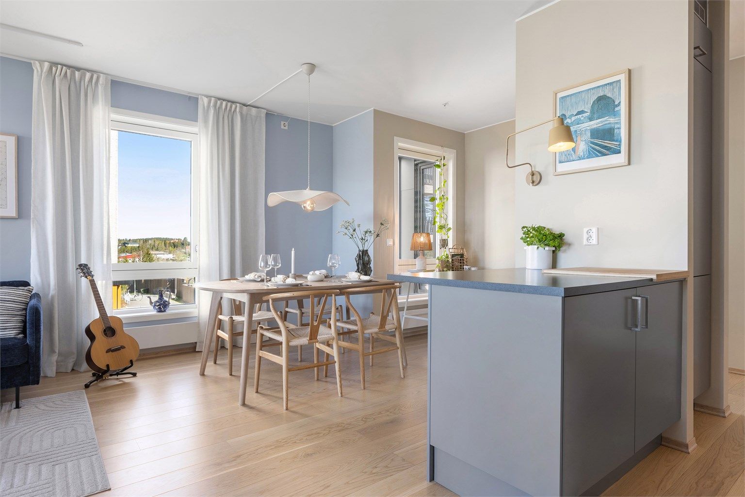 Den åpne løsningen gir god plass til en romslig spisestue i tilknytning til både kjøkkenet og stuen.