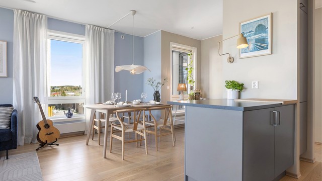 Den åpne løsningen gir god plass til en romslig spisestue i tilknytning til både kjøkkenet og stuen.