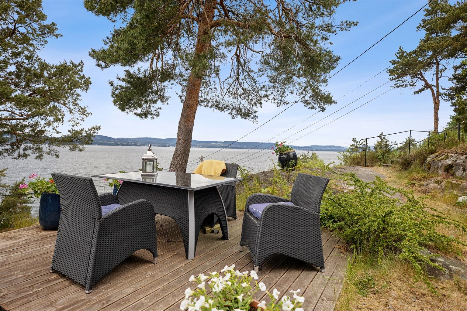 Eiendommen har flere solrike uteplasser – her nyter du både morgensol og fantastiske solnedganger