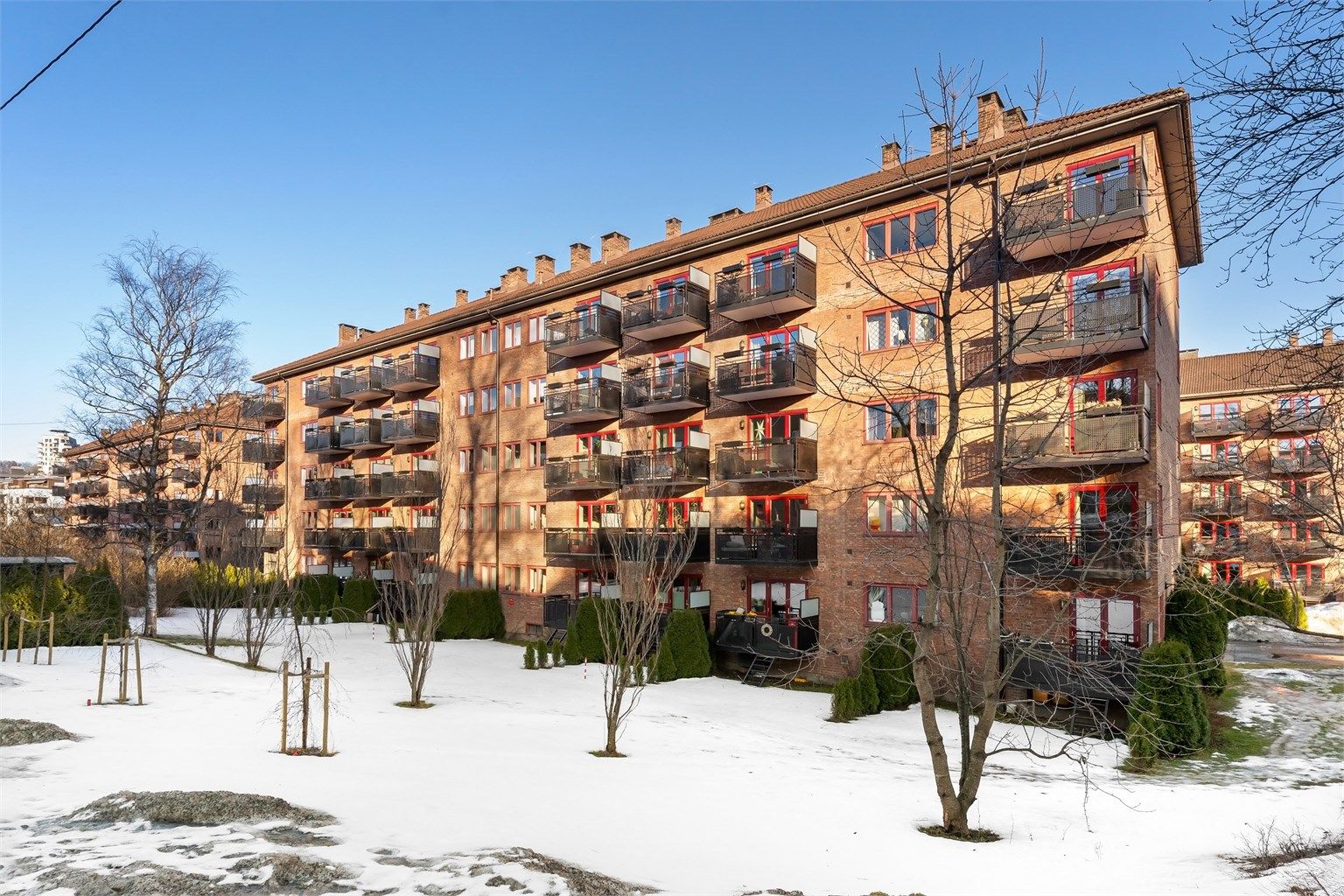 Her bor du med nærhet til alle fordelene byen har med et godt kollektiv tilbud, nærhet til butikker, kaféer og spisesteder, samtidig som du har flere flotte grøntområder i nærheten