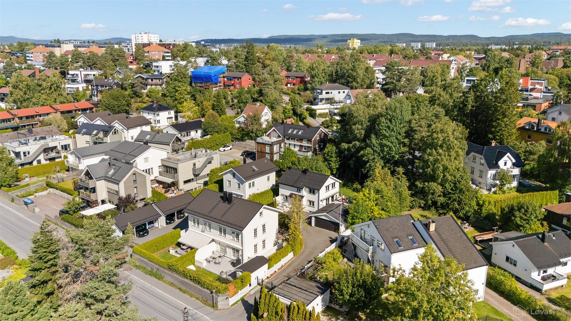 Barnevennlig med kun få minutters gange til bl.a. kollektivtransport og Nordstrand Arena ("Niffen"), samt at det også er kort vei til bl.a. Nordseter skole og fritidstilbud