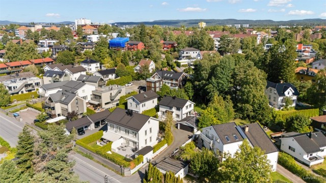 Barnevennlig med kun få minutters gange til bl.a. kollektivtransport og Nordstrand Arena ("Niffen"), samt at det også er kort vei til bl.a. Nordseter skole og fritidstilbud