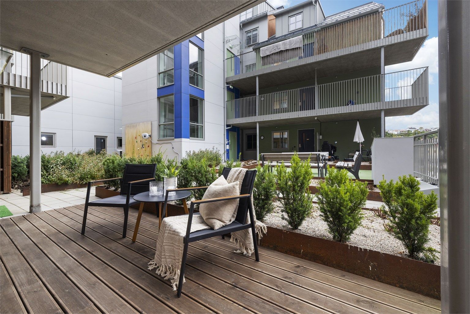 Egen terrasse på fremsiden av leiligheten. 