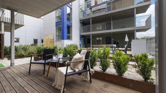 Egen terrasse på fremsiden av leiligheten.